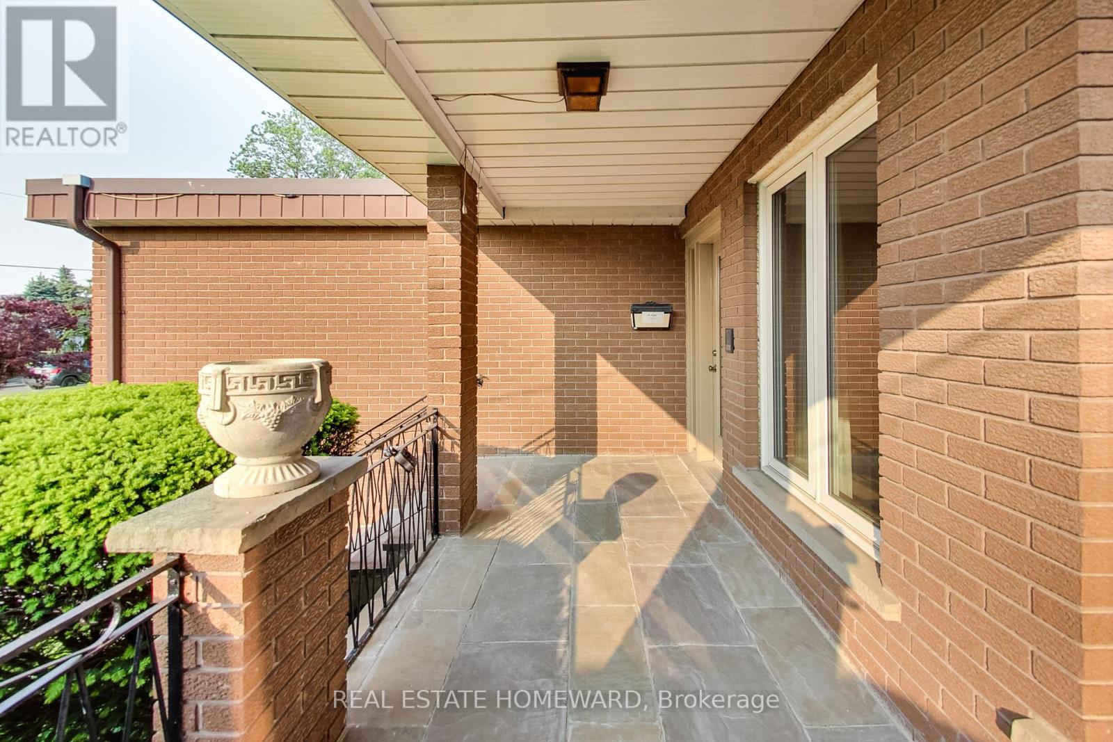 81a St Andrews Boulevard, Toronto, Ontario  M9R 1W4 - Photo 6 - W12205625