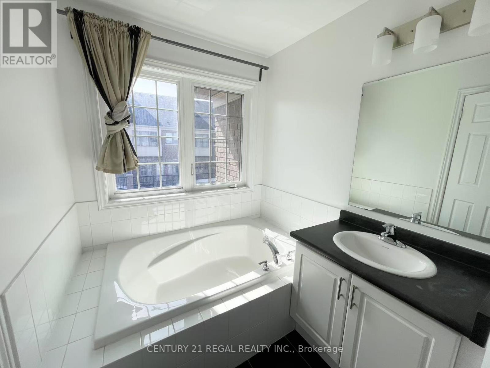 29 Rougeview Park Crescent, Markham, Ontario  L6E 0S7 - Photo 5 - N12147390
