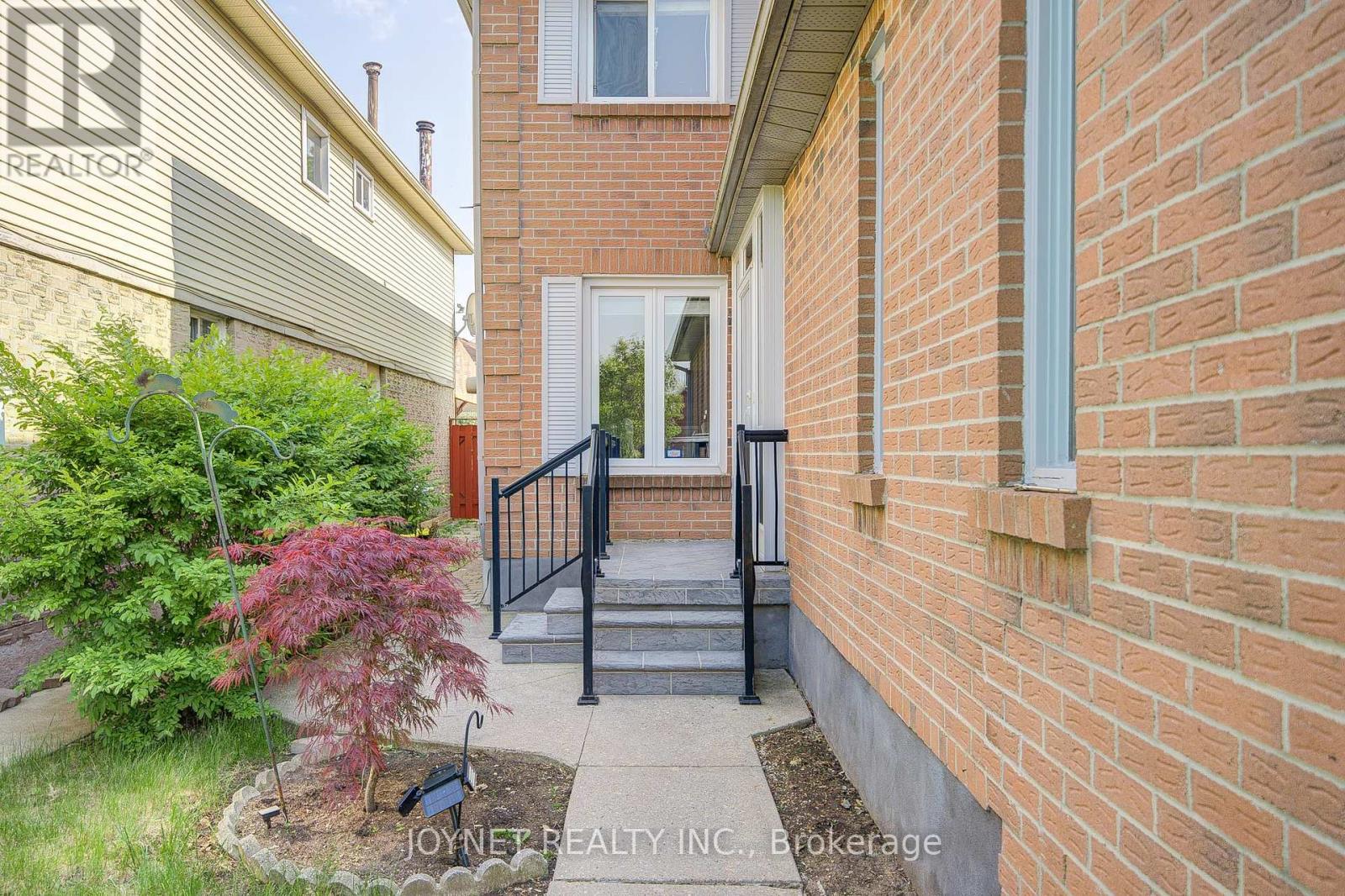 3218 Valcourt Crescent, Mississauga, Ontario  L5L 5J9 - Photo 2 - W12205331