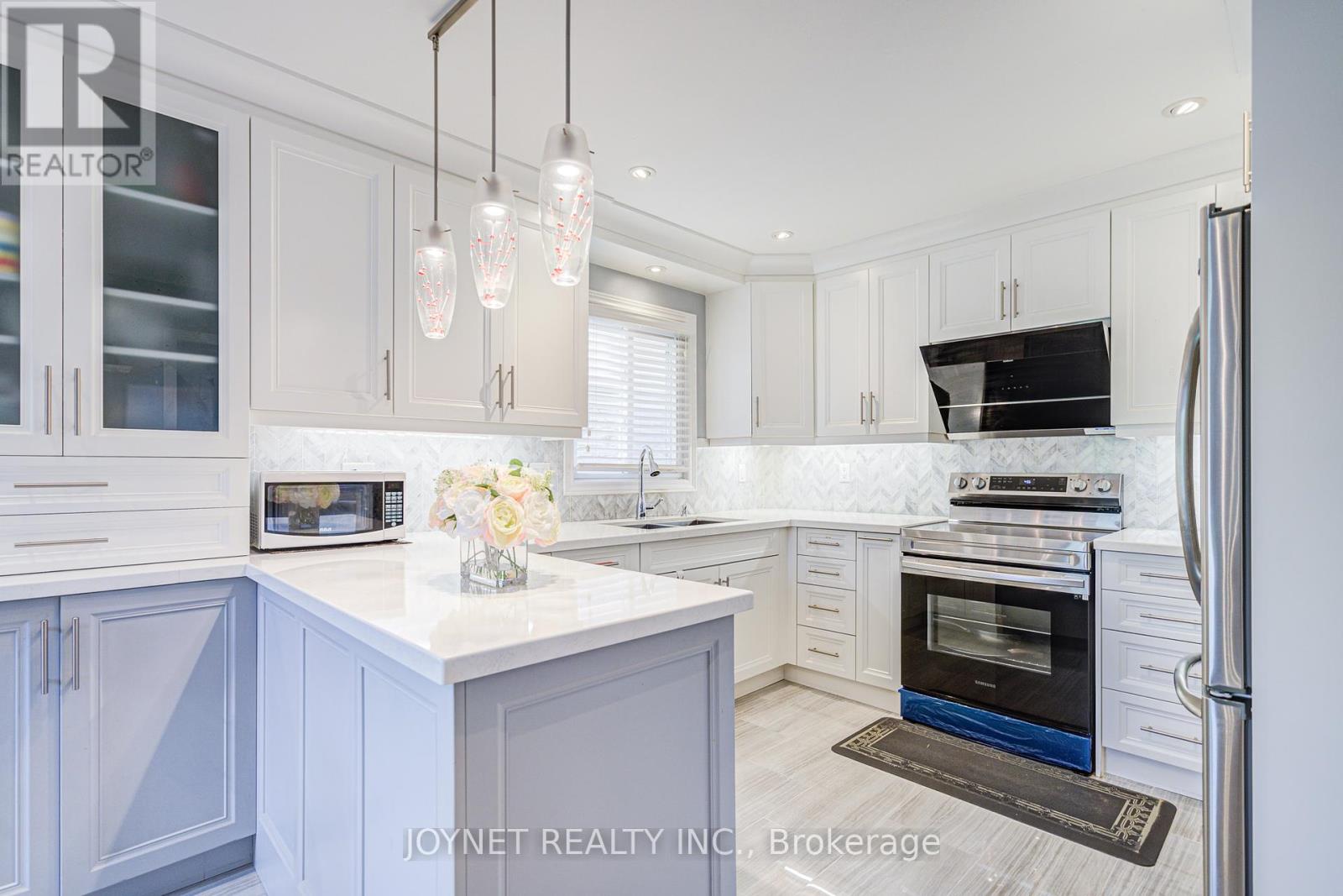 3218 Valcourt Crescent, Mississauga, Ontario  L5L 5J9 - Photo 9 - W12205331