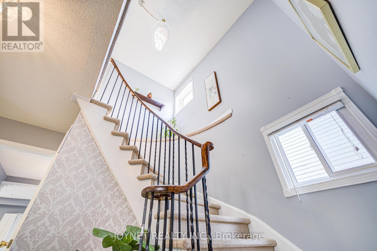 3218 Valcourt Crescent, Mississauga, Ontario  L5L 5J9 - Photo 4 - W12205331