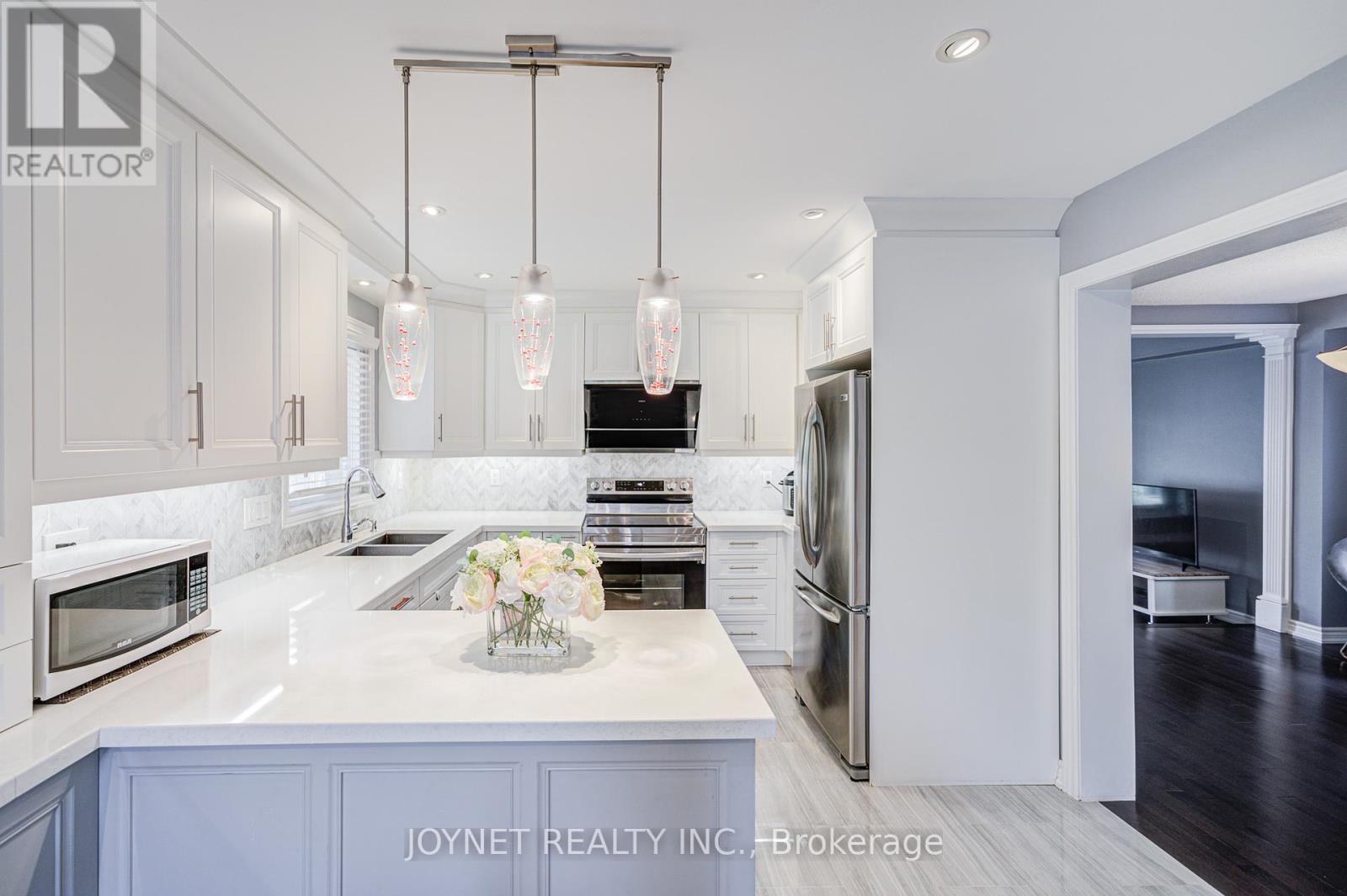 3218 Valcourt Crescent, Mississauga, Ontario  L5L 5J9 - Photo 8 - W12205331