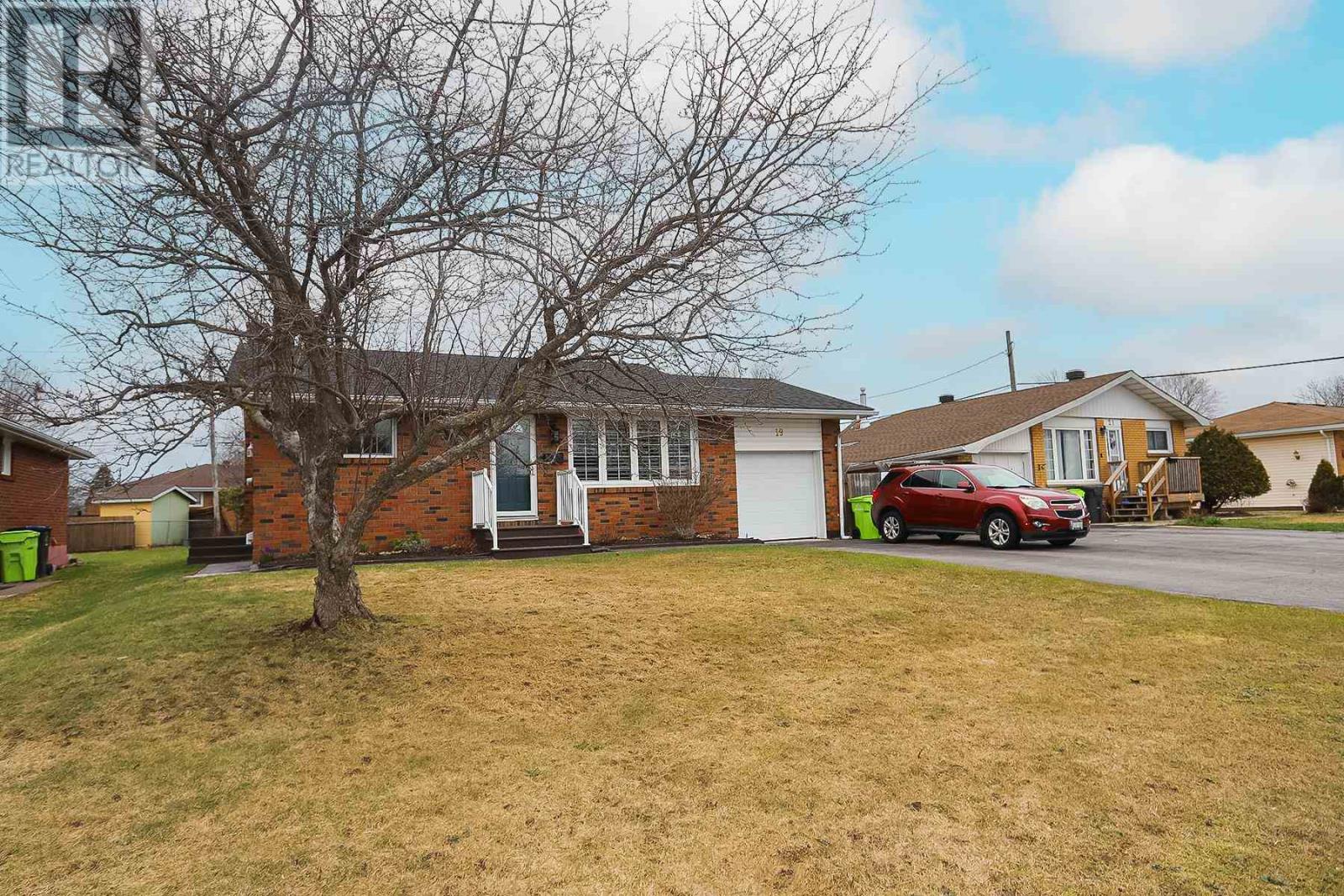 19 Pretoria Hl, Sault Ste. Marie, Ontario  P6C 5B9 - Photo 2 - SM250650