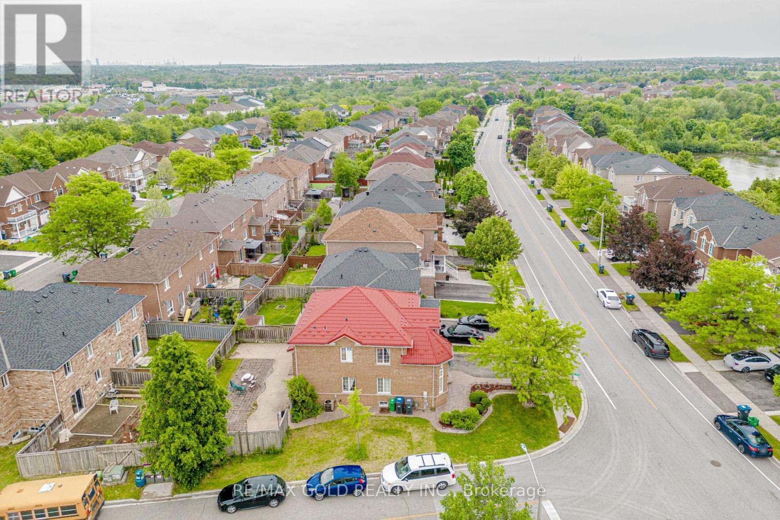 87 Queen Mary Drive, Brampton, Ontario  L7A 2K2 - Photo 2 - W12205654