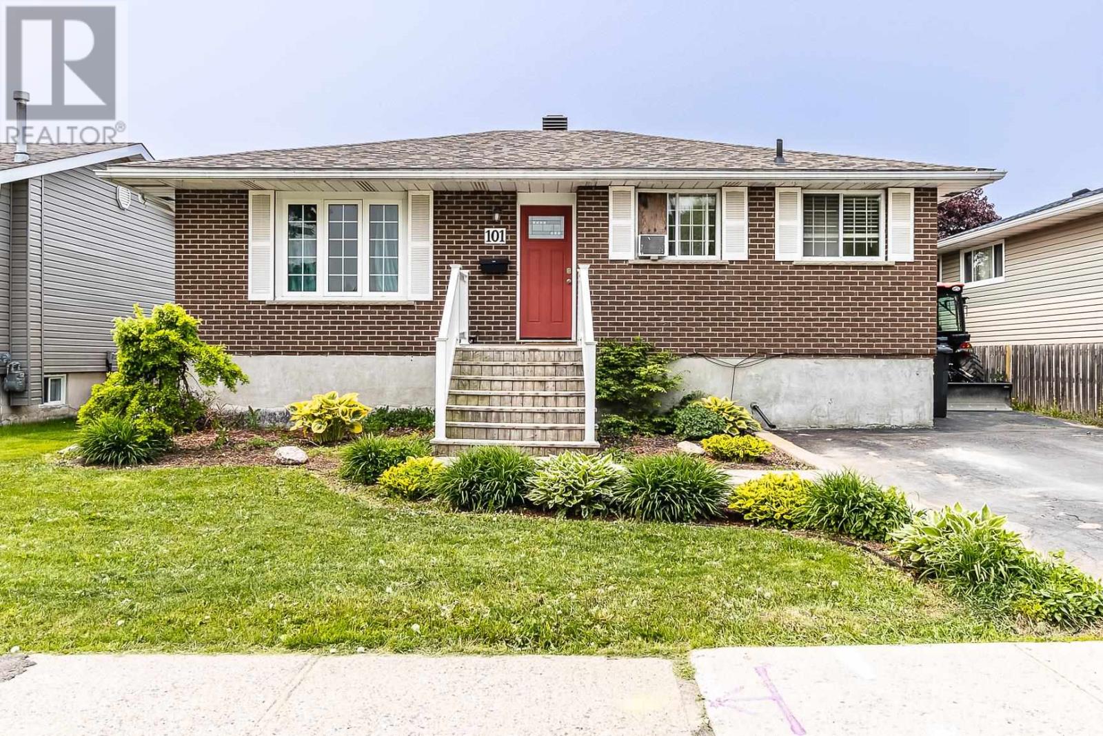 101 Chartwell Dr, Sault Ste. Marie, Ontario  P6A 6A1 - Photo 1 - SM251398