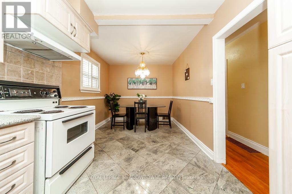 47 Jodphur Avenue, Toronto, Ontario  M9M 2J3 - Photo 10 - W12172681