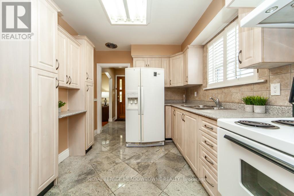 47 Jodphur Avenue, Toronto, Ontario  M9M 2J3 - Photo 13 - W12172681