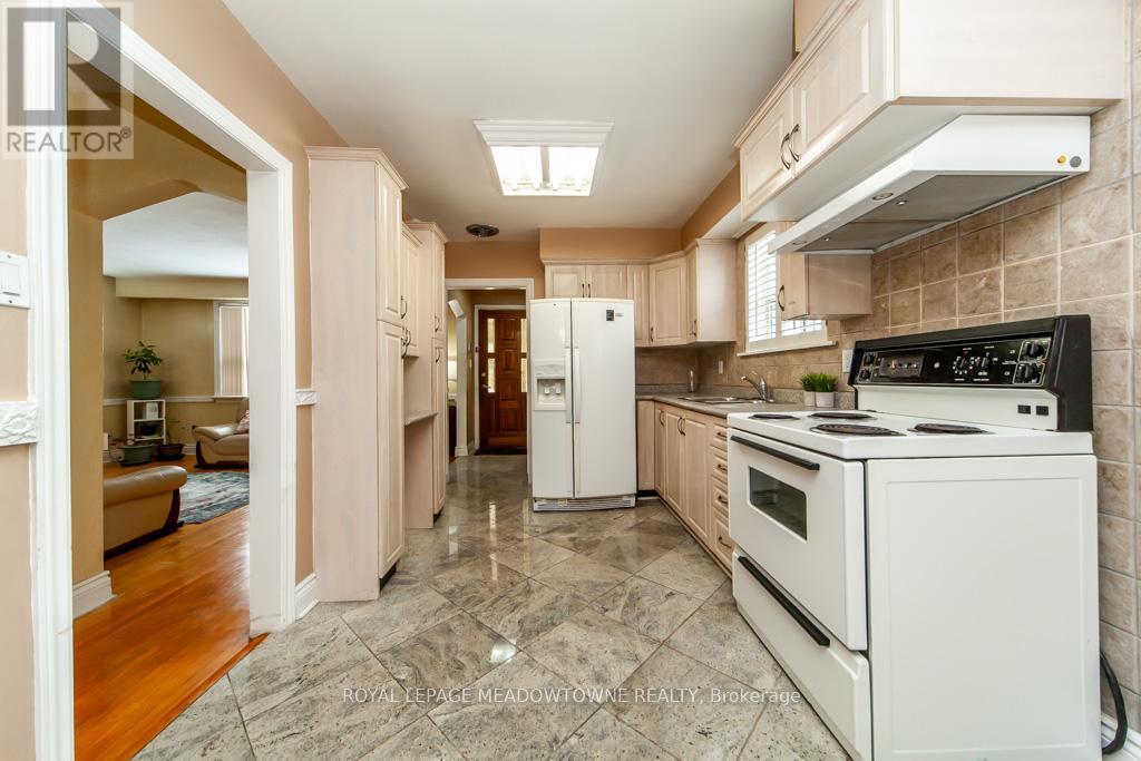 47 Jodphur Avenue, Toronto, Ontario  M9M 2J3 - Photo 12 - W12172681