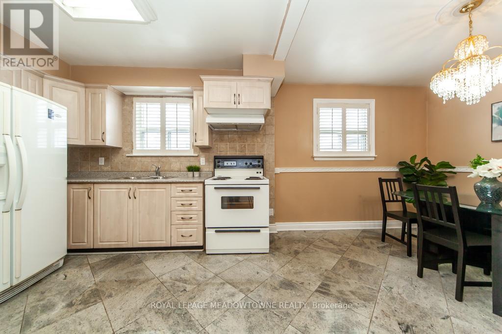 47 Jodphur Avenue, Toronto, Ontario  M9M 2J3 - Photo 8 - W12172681