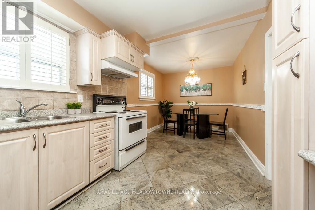 47 Jodphur Avenue, Toronto, Ontario  M9M 2J3 - Photo 9 - W12172681