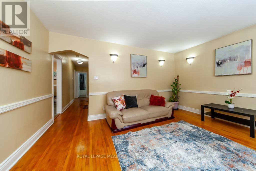 47 Jodphur Avenue, Toronto, Ontario  M9M 2J3 - Photo 7 - W12172681