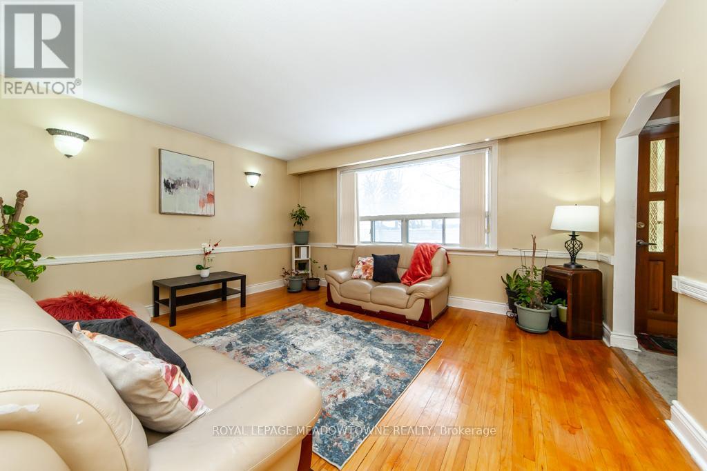 47 Jodphur Avenue, Toronto, Ontario  M9M 2J3 - Photo 5 - W12172681