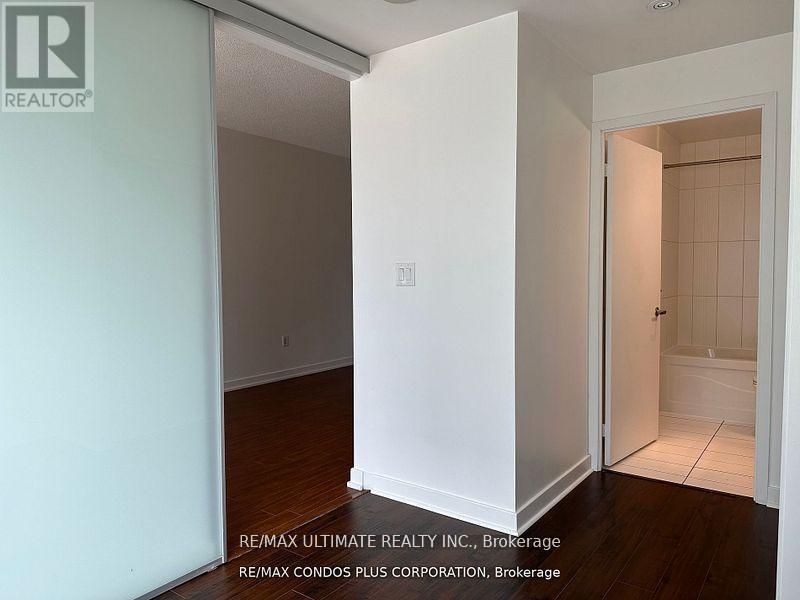 725 - 8 Telegram Mews, Toronto, Ontario  M5V 3Z5 - Photo 4 - C12205681