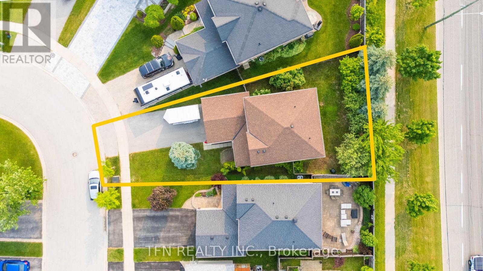 34 Balmoral Place, Barrie, Ontario  L4N 0Y9 - Photo 2 - S12205691