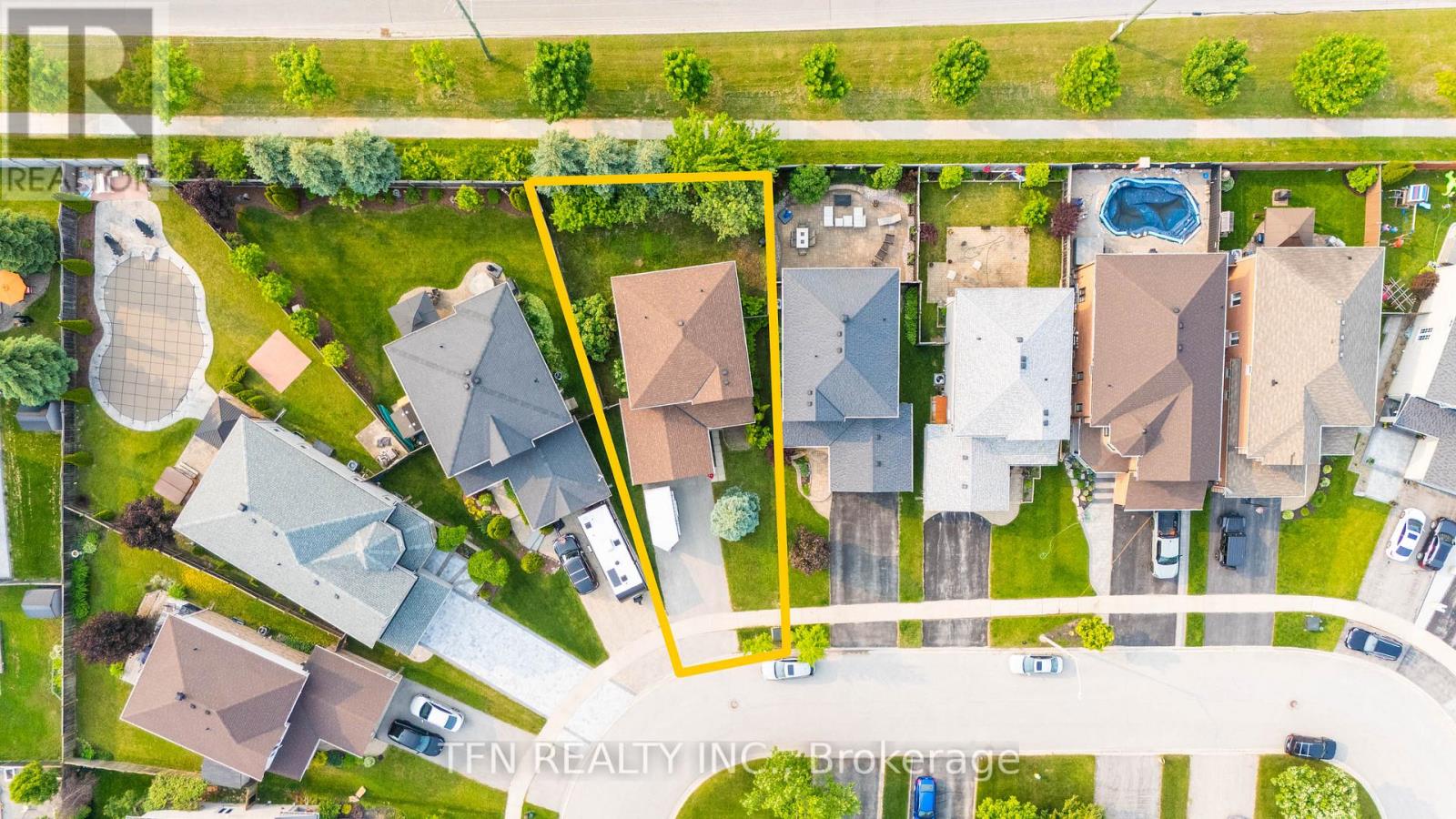 34 Balmoral Place, Barrie, Ontario  L4N 0Y9 - Photo 3 - S12205691