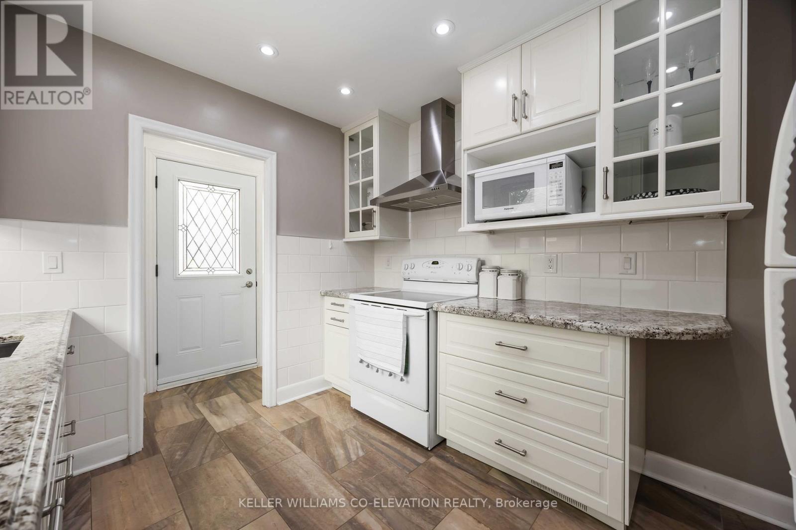 383 Rimilton Avenue, Toronto, Ontario  M8W 2G1 - Photo 13 - W12197277
