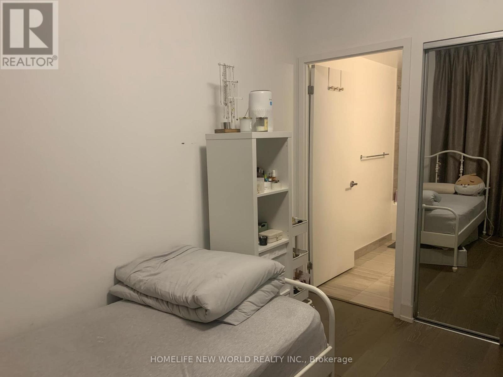 402 - 11 Wellesley Street W, Toronto, Ontario  M4Y 0G4 - Photo 5 - C12188721