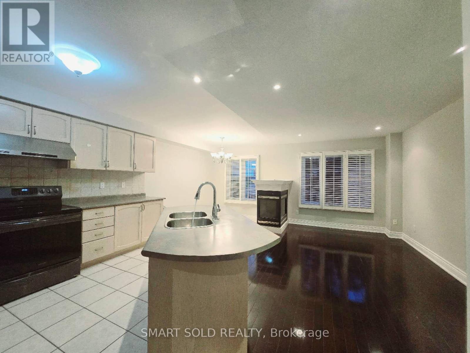 94 Coburg Crescent, Richmond Hill, Ontario  L4B 4E4 - Photo 4 - N12205011