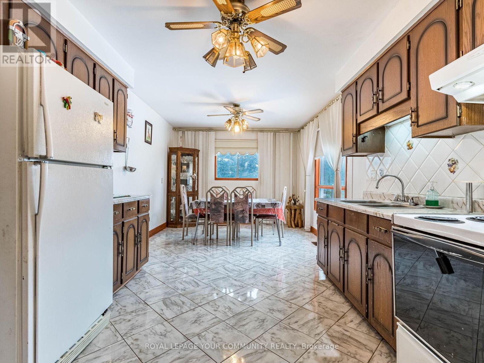 126 Spruce Avenue, Richmond Hill, Ontario  L4C 6W1 - Photo 8 - N11998637