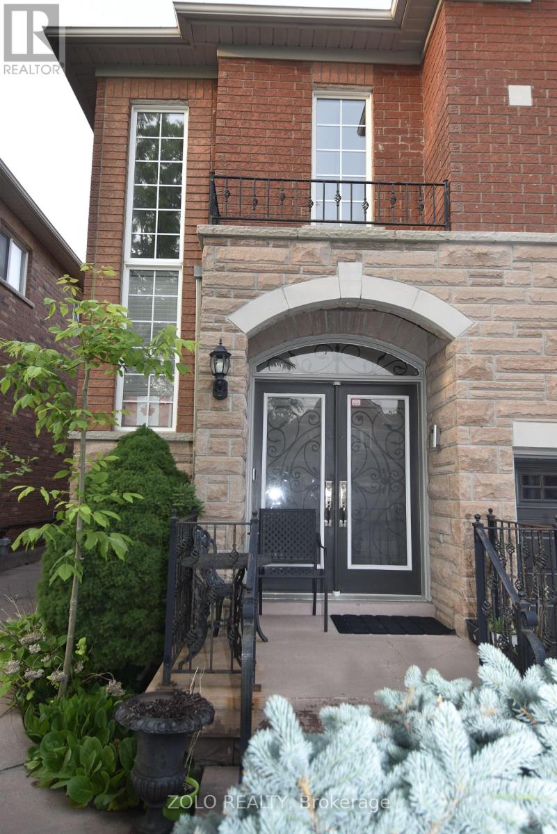 22 Showboat Crescent, Brampton, Ontario  L6V 4R5 - Photo 2 - W12205771