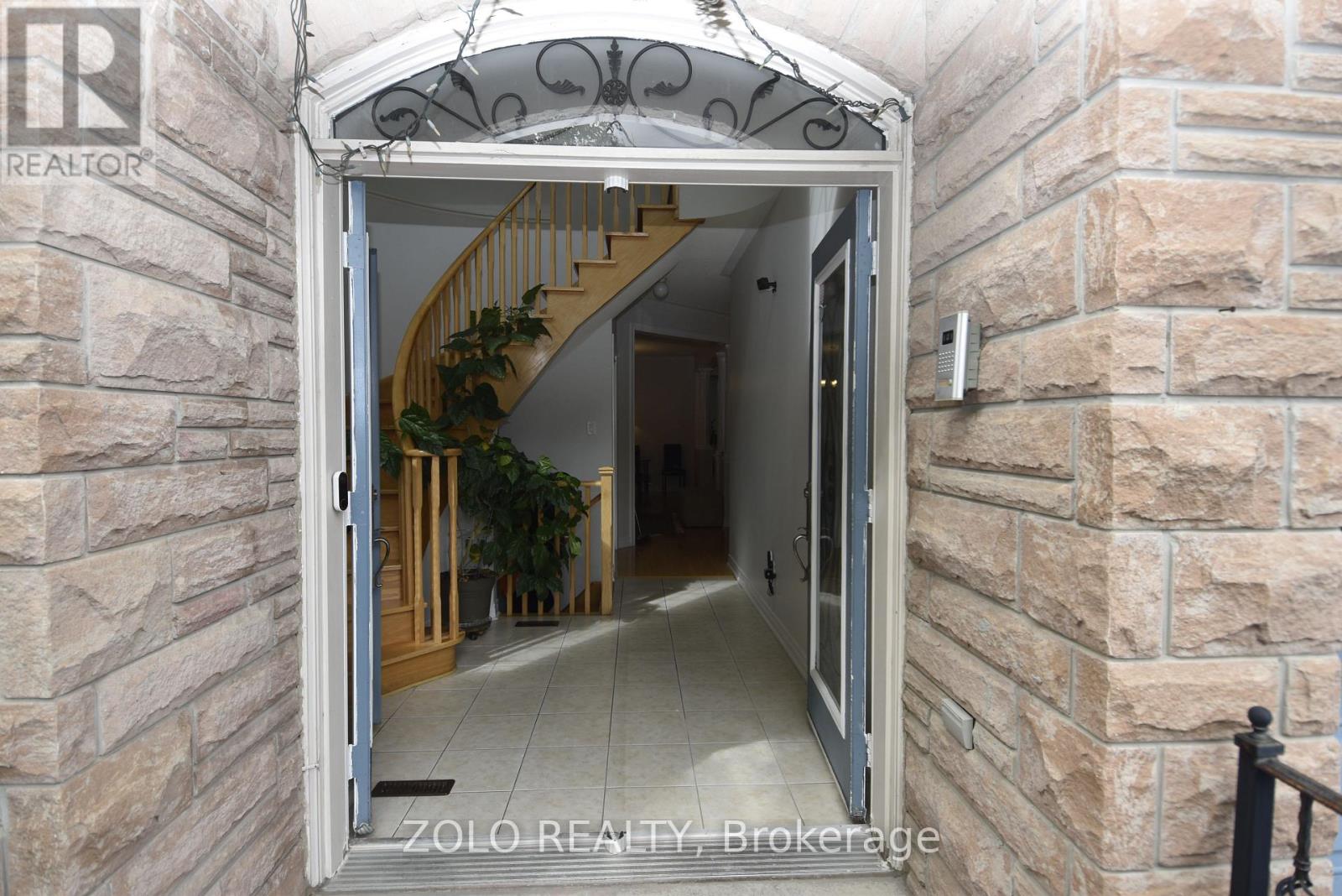22 Showboat Crescent, Brampton, Ontario  L6V 4R5 - Photo 3 - W12205771