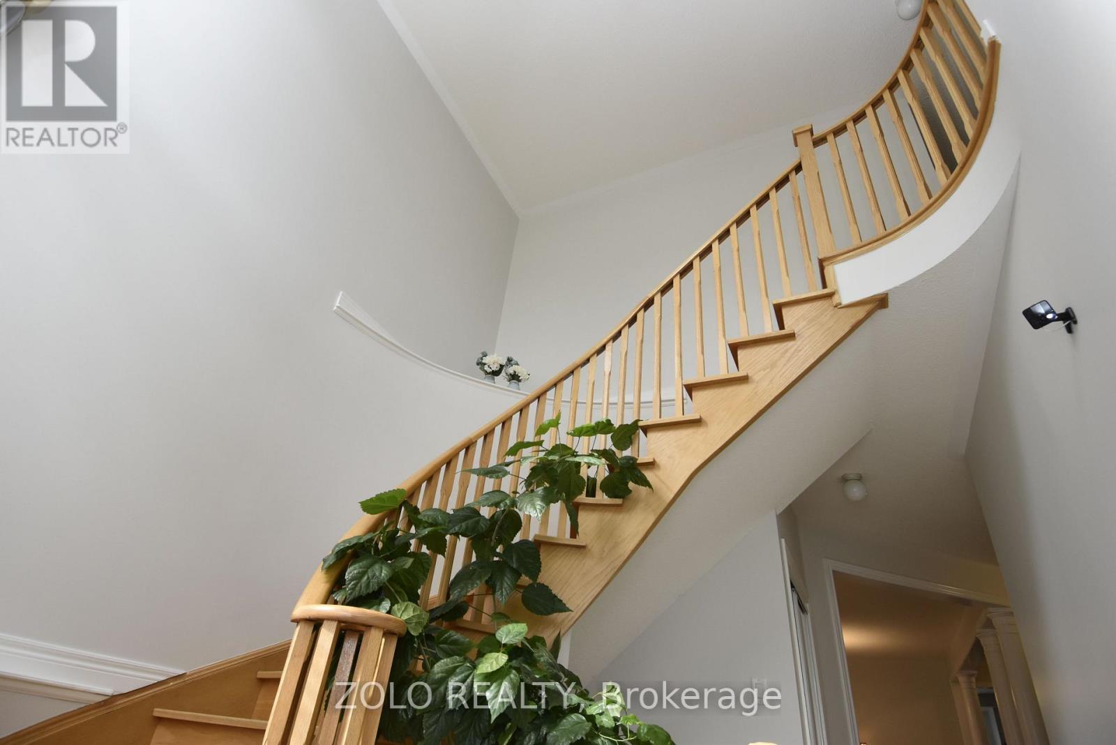 22 Showboat Crescent, Brampton, Ontario  L6V 4R5 - Photo 5 - W12205771