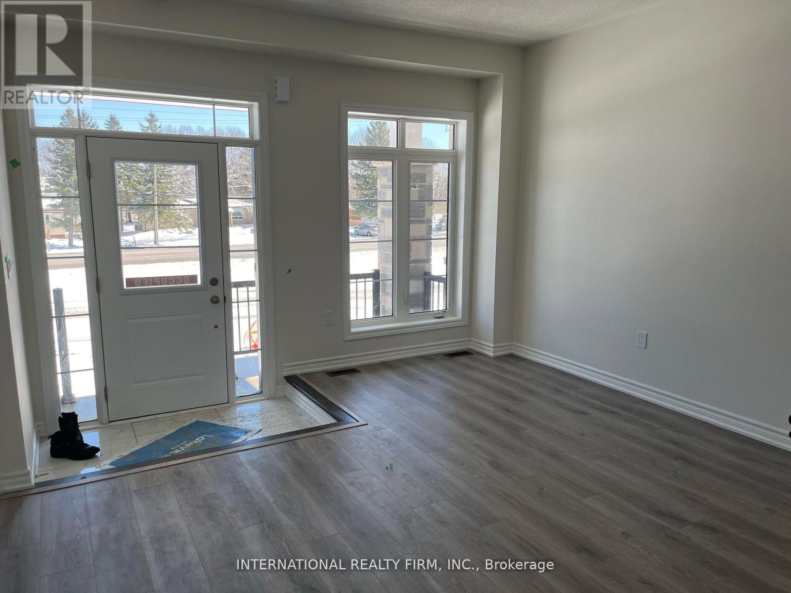 84 Kenneth Rogers Crescent, East Gwillimbury (Queensville), Ontario  L0G 1R0 - Photo 4 - N12205800