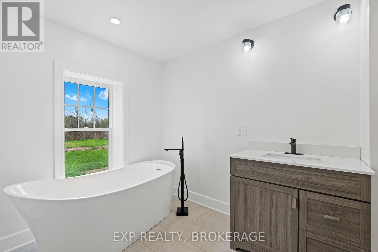 3881 Round Lake Road, South Frontenac, Ontario  K0H 1X0 - Photo 21 - X12205835