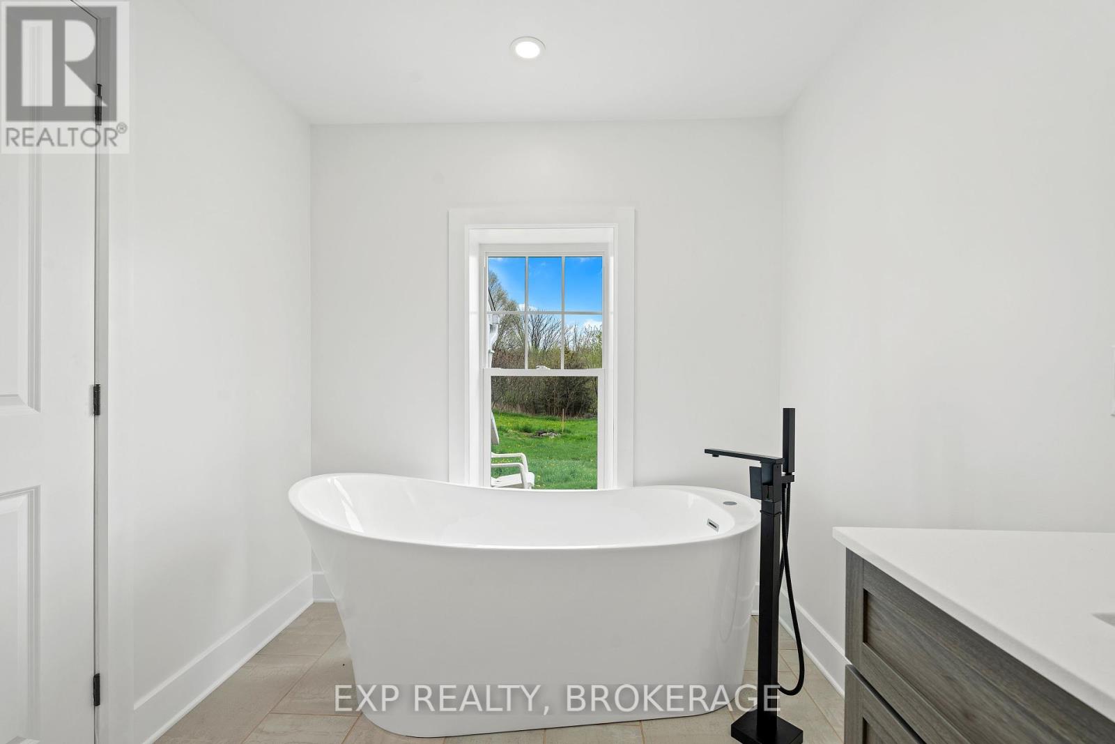 3881 Round Lake Road, South Frontenac, Ontario  K0H 1X0 - Photo 22 - X12205835