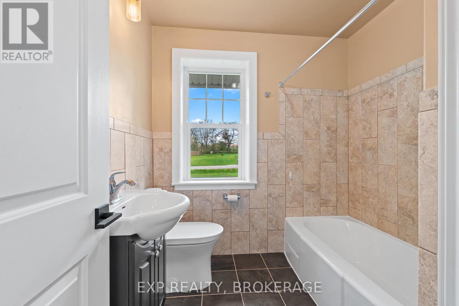 3881 Round Lake Road, South Frontenac, Ontario  K0H 1X0 - Photo 28 - X12205835