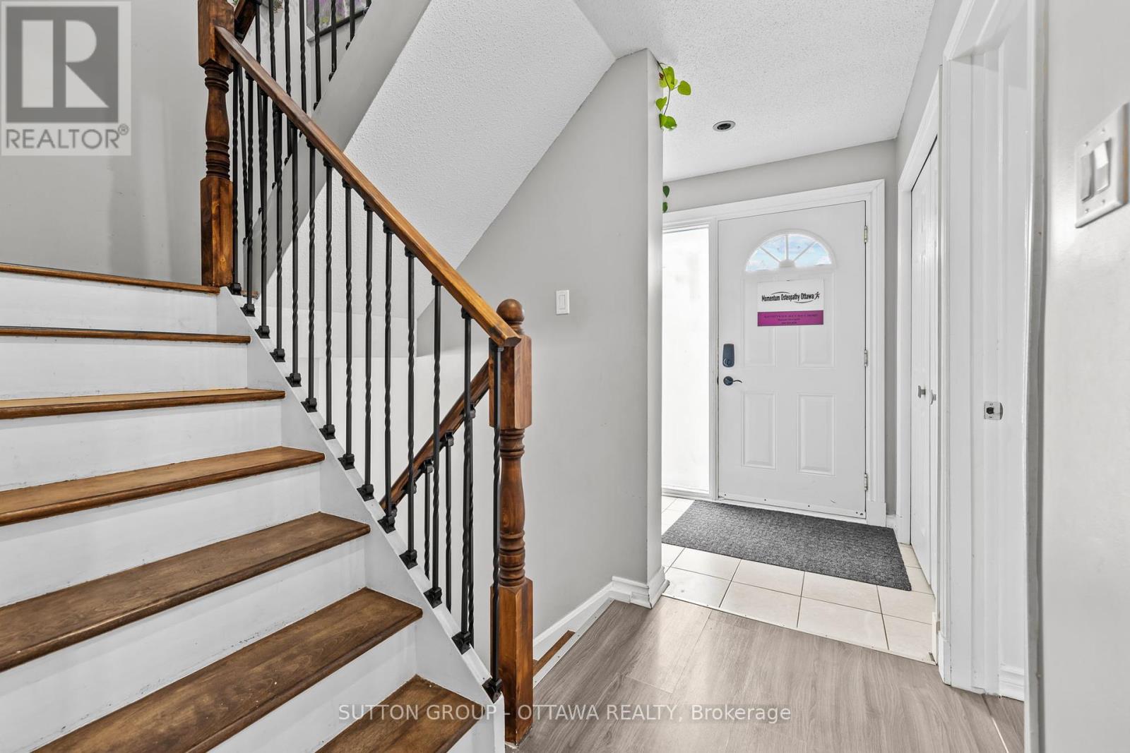 35 Jackson Court, Ottawa, Ontario  K2K 1B6 - Photo 4 - X12174385