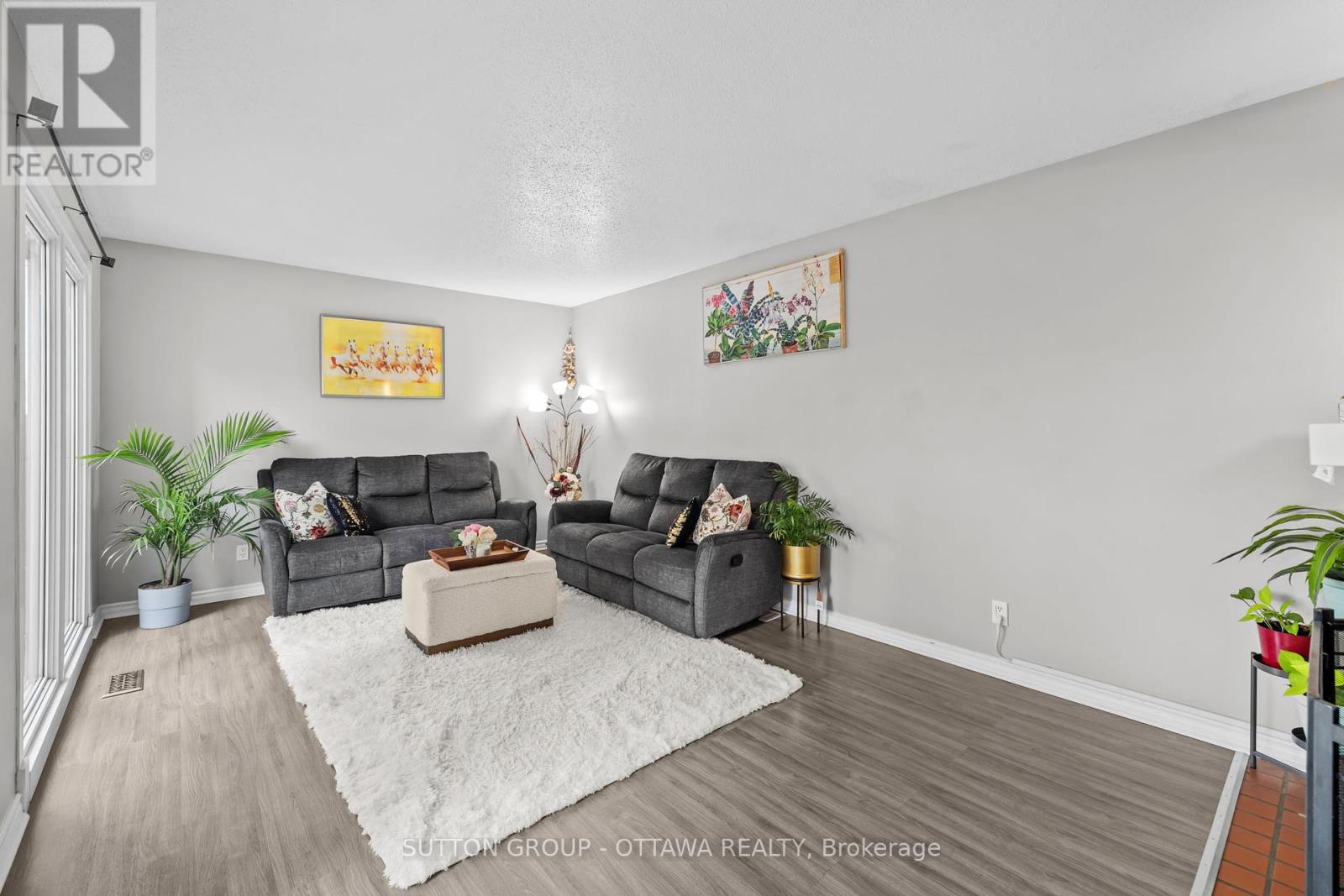 35 Jackson Court, Ottawa, Ontario  K2K 1B6 - Photo 5 - X12174385
