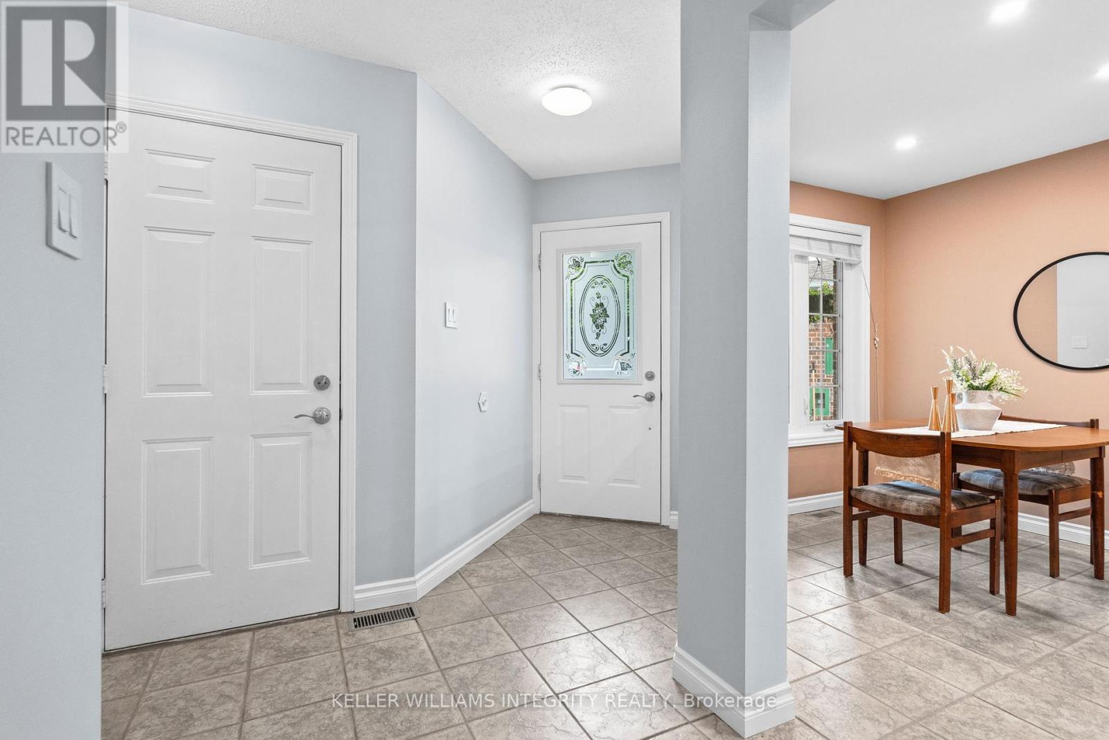 135 Whalings Circle, Ottawa, Ontario  K2S 1S4 - Photo 4 - X12205897