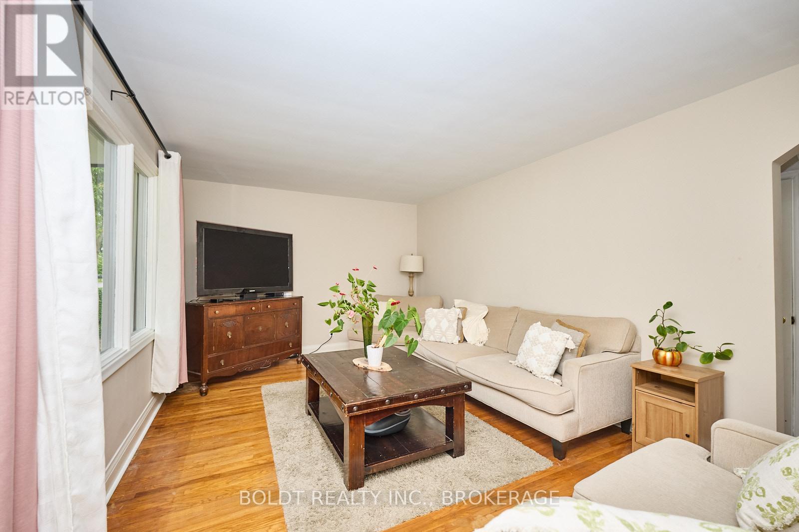 130 Gadsby Avenue, Welland, Ontario  L3C 1A9 - Photo 12 - X12205892
