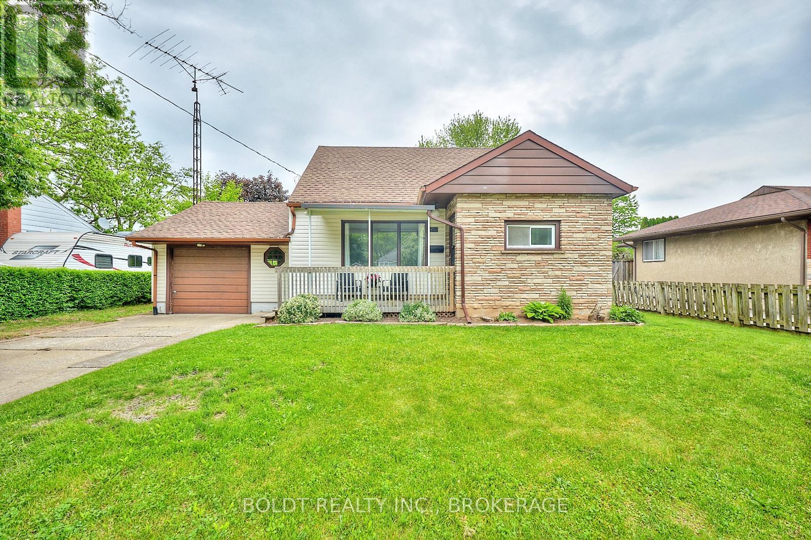 130 Gadsby Avenue, Welland, Ontario  L3C 1A9 - Photo 2 - X12205892