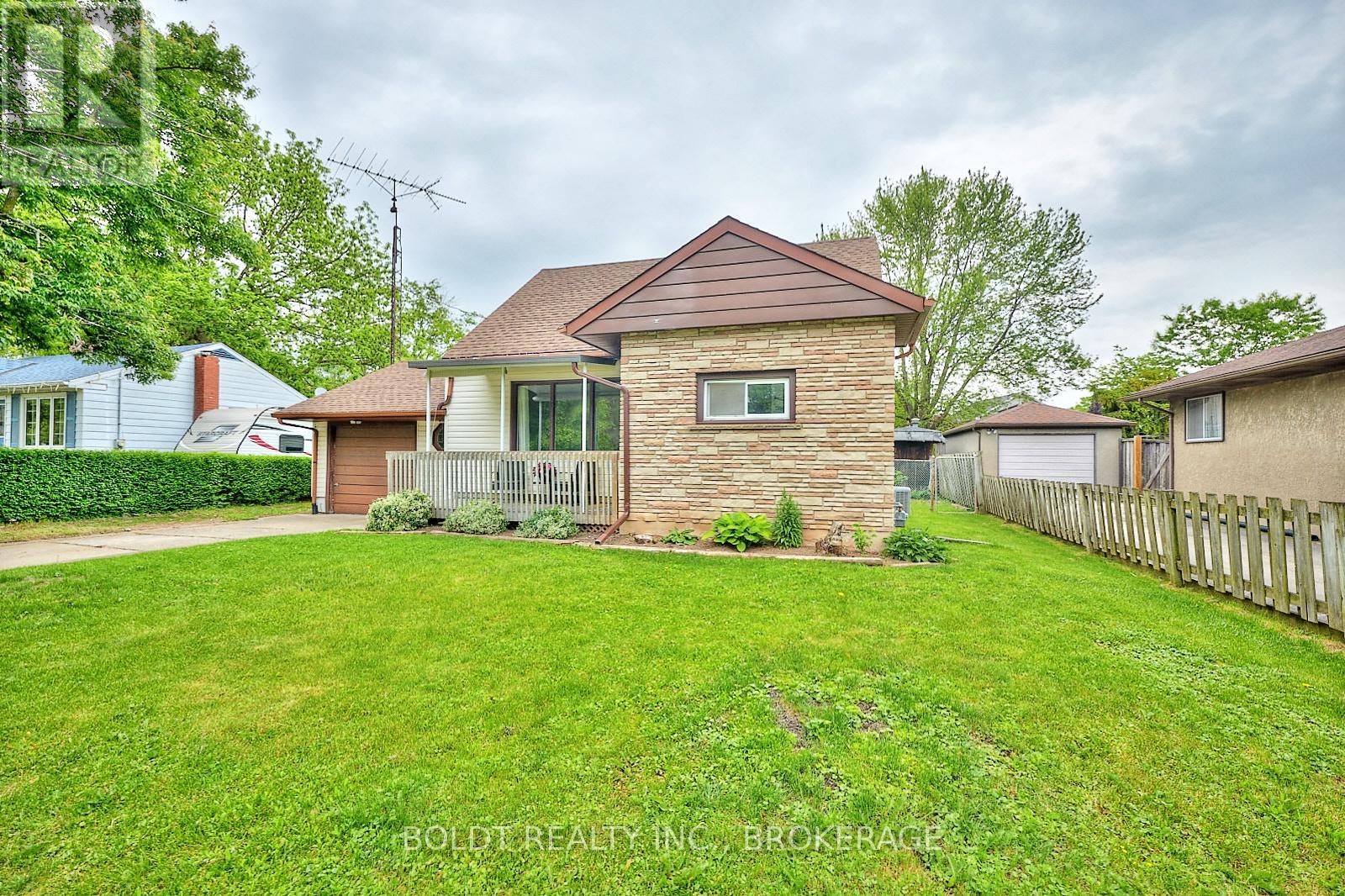 130 Gadsby Avenue, Welland, Ontario  L3C 1A9 - Photo 3 - X12205892
