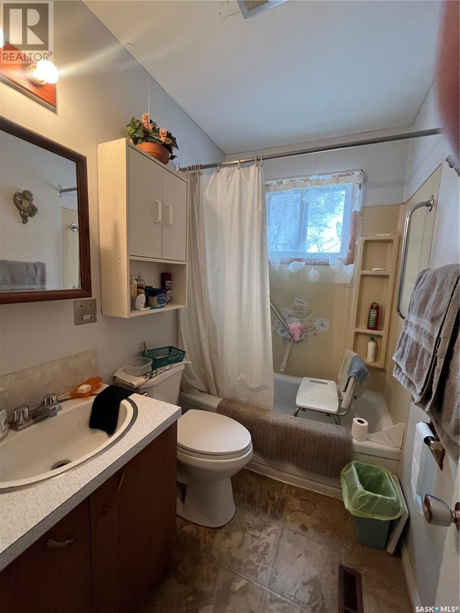 414 2nd Avenue, Spy Hill, Saskatchewan  S0A 3W0 - Photo 11 - SK988529