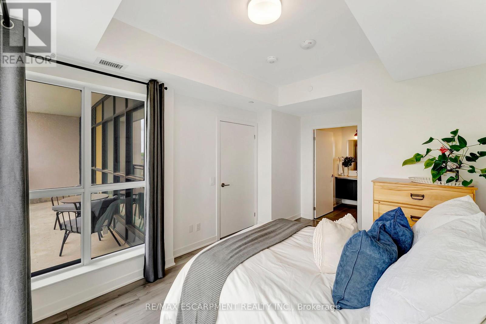 702 - 405 Dundas Street W, Oakville (Go Glenorchy), Ontario  L6M 5P9 - Photo 16 - W12205842