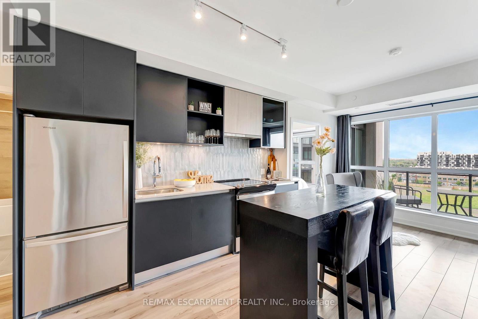 702 - 405 Dundas Street W, Oakville (Go Glenorchy), Ontario  L6M 5P9 - Photo 2 - W12205842