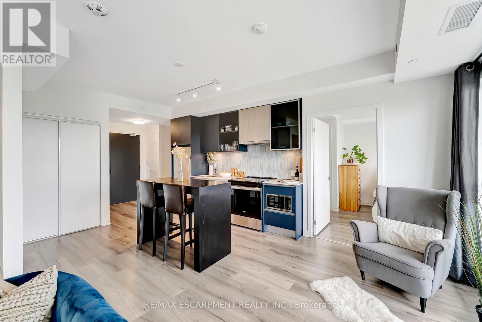 702 - 405 Dundas Street W, Oakville (Go Glenorchy), Ontario  L6M 5P9 - Photo 5 - W12205842