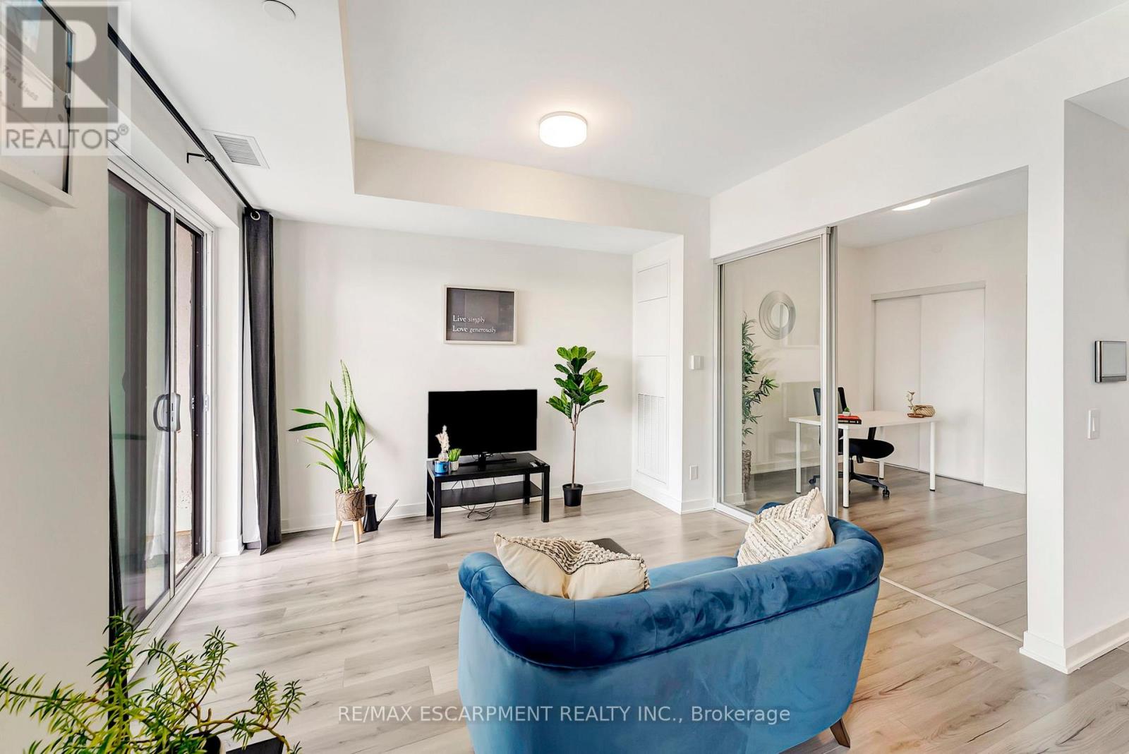 702 - 405 Dundas Street W, Oakville (Go Glenorchy), Ontario  L6M 5P9 - Photo 8 - W12205842