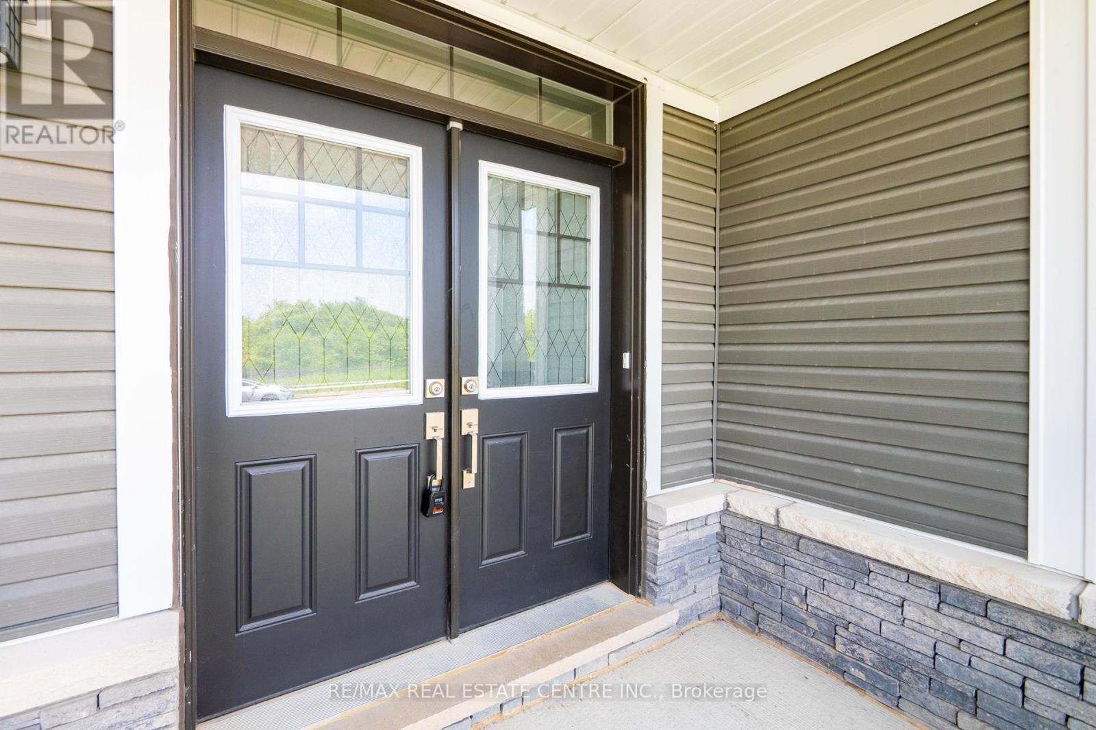 54 Lilac Circle, Haldimand, Ontario  N3W 0H6 - Photo 4 - X12205838