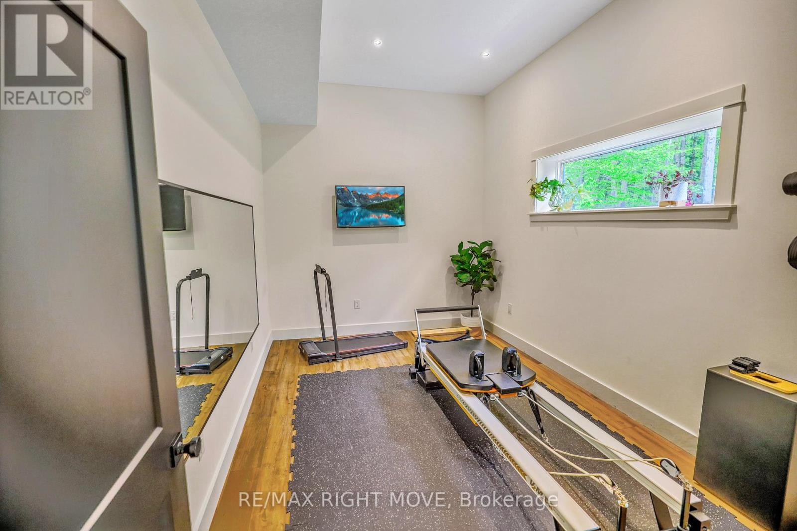 1025 Davis Drive, Gravenhurst, Ontario  P0E 1N0 - Photo 12 - X12205856