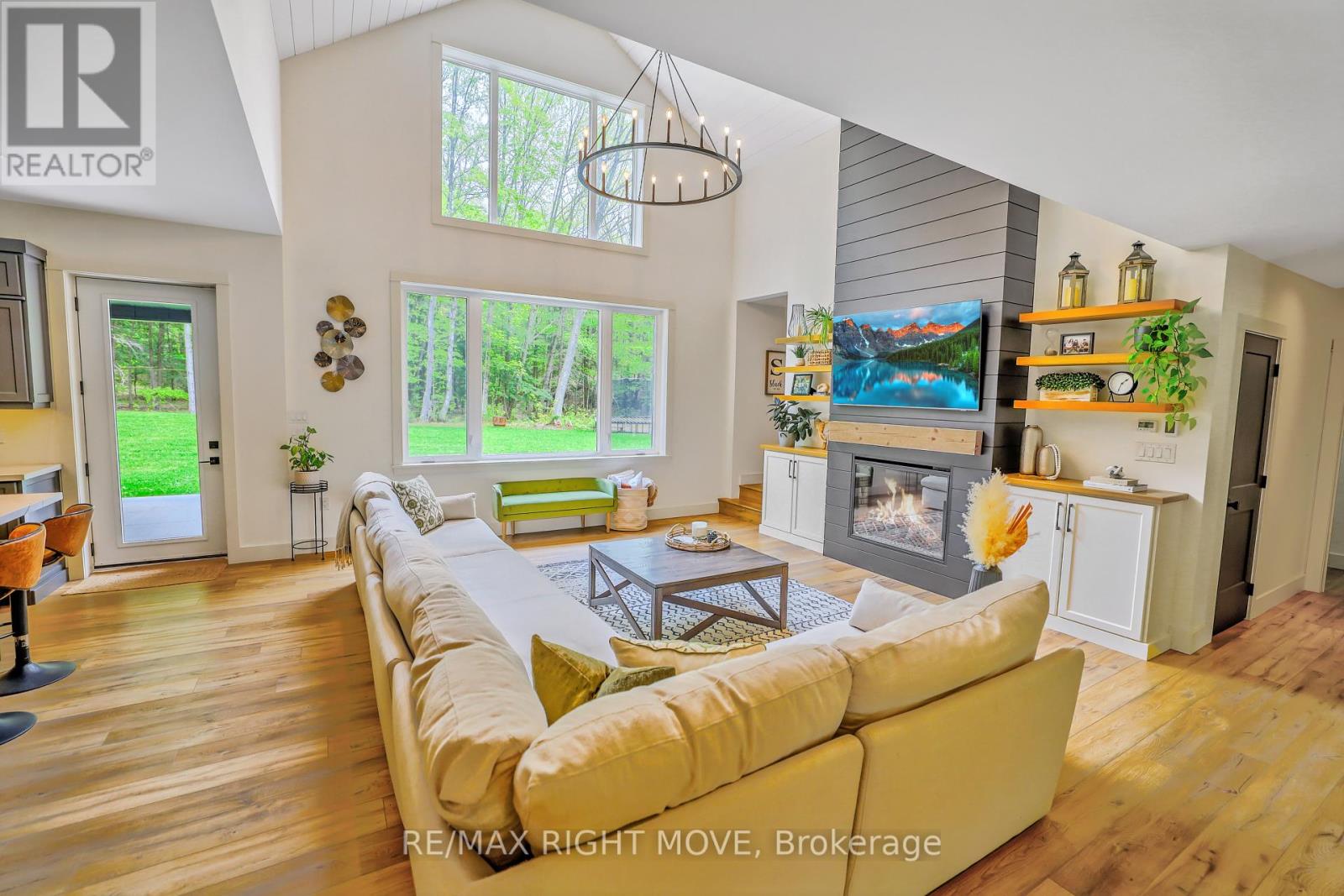 1025 Davis Drive, Gravenhurst, Ontario  P0E 1N0 - Photo 5 - X12205856