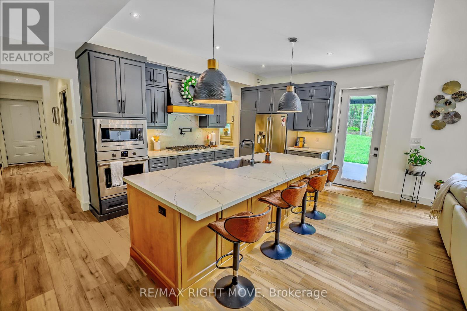 1025 Davis Drive, Gravenhurst, Ontario  P0E 1N0 - Photo 7 - X12205856