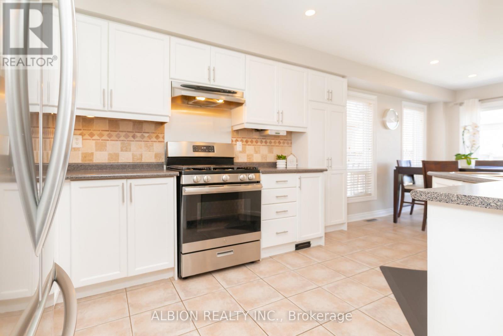 40 Emily Carr Crescent, Caledon, Ontario  L7E 2K9 - Photo 10 - W12145331