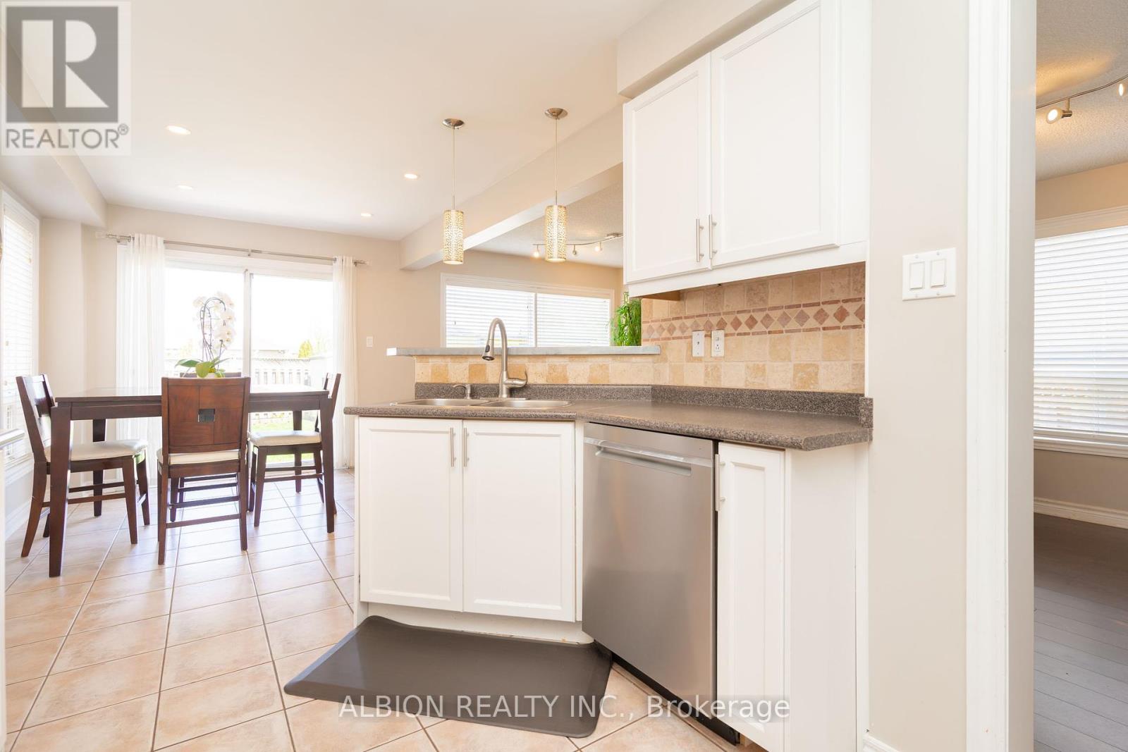 40 Emily Carr Crescent, Caledon, Ontario  L7E 2K9 - Photo 12 - W12145331