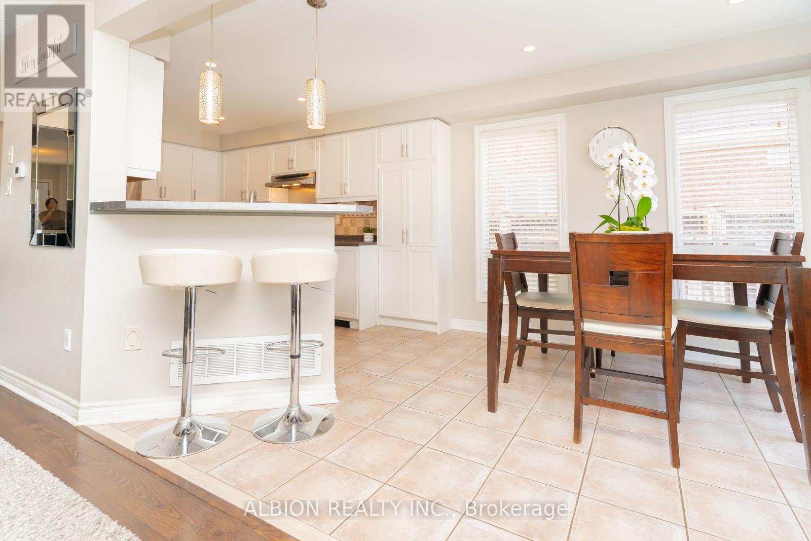 40 Emily Carr Crescent, Caledon, Ontario  L7E 2K9 - Photo 13 - W12145331