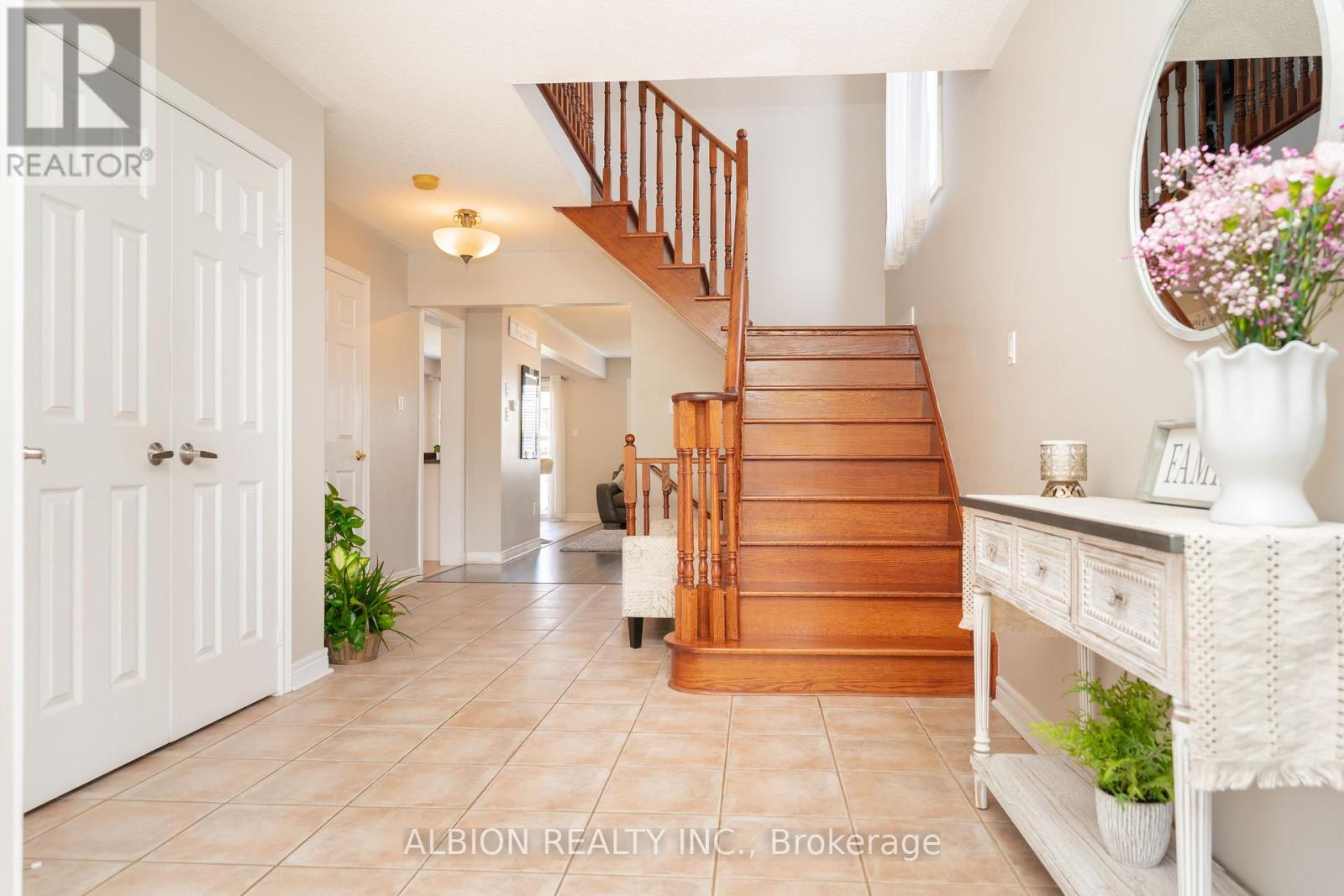 40 Emily Carr Crescent, Caledon, Ontario  L7E 2K9 - Photo 5 - W12145331