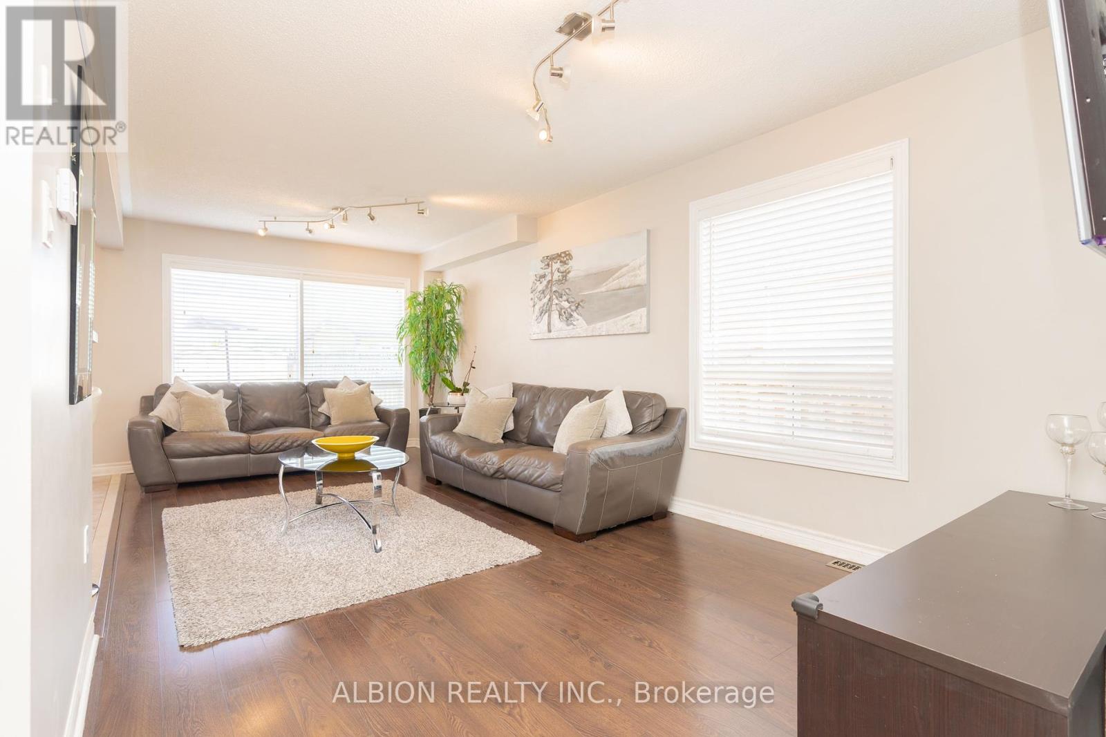 40 Emily Carr Crescent, Caledon, Ontario  L7E 2K9 - Photo 6 - W12145331